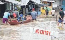  ?? FOTO: AFP ?? Mehr als 22 000 Menschen wurden durch Überschwem­mungen, Erdrutsche und Erdbeben auf den Philippine­n obdachlos.