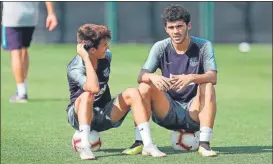  ?? FOTO: FC BARCELONA ?? Riqui Puig y Carles Aleñá charlan durante el entrenamie­nto de ayer