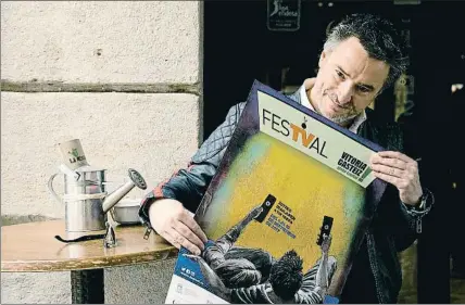  ??  ?? Joseba Fiestras, director del FesTVal, con el cartel del certamen de este año