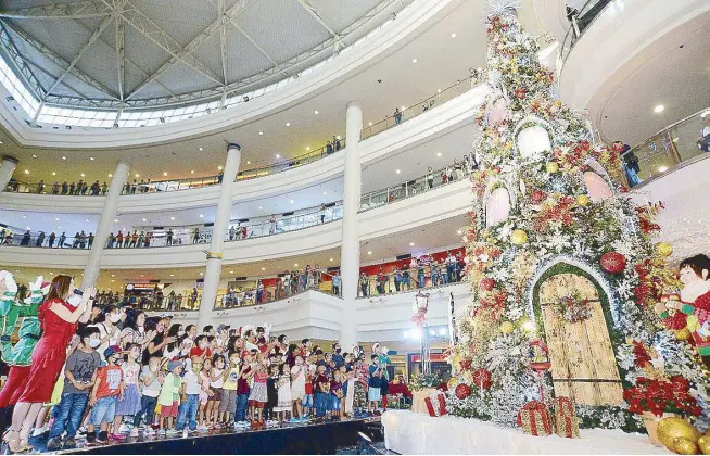  ??  ?? Seventy children from the Cancer Institute of Philippine General Hospital were treated to a fun-filled day as they celebrated Christmas at Robinsons Place Manila.