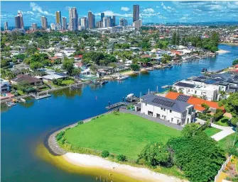  ?? ?? This vacant double lot is one of the last of its kind in Broadbeach Waters.