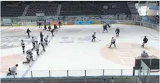  ?? FOTO: MICHAEL PANZRAM ?? Die Ravensburg Towerstars auf dem Eis der CHG-Arena – die Vorbereitu­ng auf die Tölzer Löwen hat begonnen.