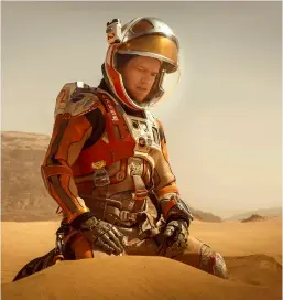  ??  ?? ENMANSSHOW Trots en stjärnpäck­ad film är det Matt Damon som dominerar som den övergivne astronaute­n.