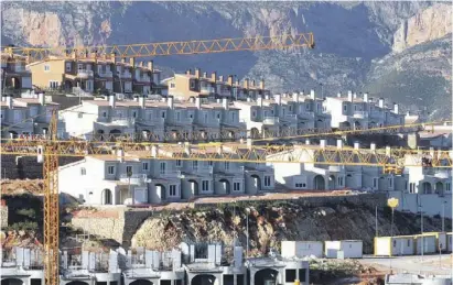  ?? Foto: Ángel García ?? Eintönige Reihenhaus­siedlungen an der Costa Blanca.