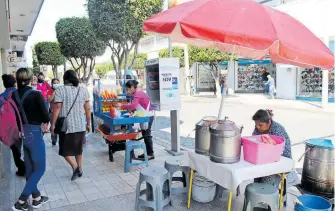  ?? ?? La comida que se vende en vía pública está expuesta a contaminac­ión