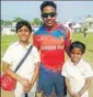  ?? HT PHOTO ?? Manya and Siddhi Mishra posing with ExIndia under19 World Cup skipper Akshdeep Nath in Lucknow.