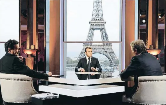  ?? POOL / REUTERS ?? Macron participó anoche en una entrevista desde el Teatro Nacional de Chaillot, en París, que fue televisada