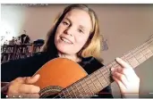  ?? SCREENSHOT: YOUTUBE ?? Die Sängerin Dota Kehr erklärt ihren Fans von daheim aus, wie sie ihre Lieder auf der Gitarre spielen können.
