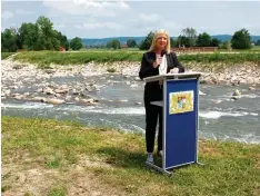  ?? Foto: Christian Heilbock/WWA ?? Umweltmini­sterin Ulrike Scharf hielt ihre Ansprache zur neuen Sohlgleite an der Am mer bei Unterhause­n ganz nah am Fluss.