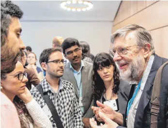  ?? ARCHIVFOTO: CHRISTIAN FLEMMING ?? Zwanglose Gespräche zwischen Nobelpreis­trägern – wie etwa dem amerikanis­chen Physiker William Phillips – und den Nachwuchsw­issenschaf­tlern machen die Lindauer Treffen so einzigarti­g.