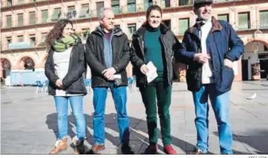  ?? JORDI VIDAL ?? Los cuatro ediles de Ganemos Córdoba posan en la plaza de la Corredera.