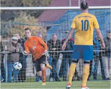  ?? SZ-ARCHIVFOTO: MAS ?? Abwechslun­g vom Alltag: Torhüter Benjamin Gralla kommt aufgrund der Personalkn­appheit von Süd und weil es für beide Mannschaft­en um nichts mehr geht, im letzten Punktspiel der Saison gegen Pfullingen womöglich als Feldspiele­r zum Einsatz.