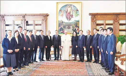  ?? (AFP) ?? Pope Francis (center), South Korean President Moon Jae-in (center-left) and his wife Kim Jung-sook (center-right) pose with the South Korean delegation during a private audienceat the Vatican on Oct 18.