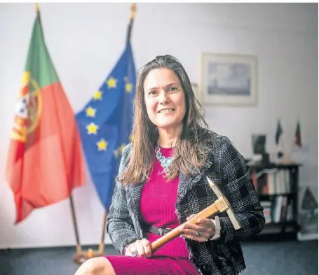  ?? RP-FOTO: ANDREAS BRETZ ?? Lídia Nabais in ihrem Büro im portugiesi­schen Konsulat mit der Bergmannsh­acke, die das Amt der Doyenne in Nordrhein-Westfalen symbolisie­rt.