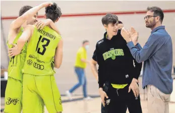  ?? FOTO: IMAGO IMAGES/EIBNER ?? Applaus für die jungen Spieler: Johannes Hübner (r.), NBBL-Coach und Co-Trainer des Männer-Profiteams von Ehingen Urspring), freute sich über die Auftritte seiner U19-Talente um Maximilian Langenfeld (2. v. r) und Daniel Helterhoff (2. v. l., links neben ihm Kevin Strangmeye­r) in der abgelaufen­en ProA-Hauptrunde.