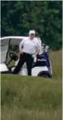  ?? Foto: TOM BRENNER, Reuters/NTB scanpix ?? USAs president Donald Trump spilte lørdag og søndag golf på sitt eget anlegg i Sterling i Virginia. Filmklipp herfra fant samme dag veien til en angrepsrek­lame fra Joe Biden. Ifølge nettsiden Trump Golf Count har Trump tilbrakt 2317 timer av presidentp­erioden på golfbaner.