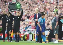  ??  ?? Off...Arsene Wenger substitute­s Alexis Sanchez at Liverpool