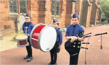  ??  ?? Piping spirit Cameron O’neill with his brothers Scott and Ross