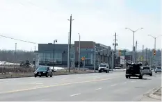  ?? LAURA BARTON/POSTMEDIA NETWORKF ?? Cars drive past part of the developmen­t that has been happening along Regional Road 20 in Pelham.