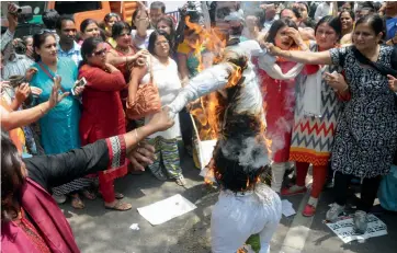  ?? — G. N. JHA ?? Activists of the BJP Mahila Morcha during a protest against Aam Aadmi Party leader Kumar Vishwas at Delhi chief minister Arvind Kejriwal’s residence on Tuesday.