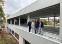  ?? FOTO RR ?? De hele familie – Maxime Vansichen en Vera Lantmeters met hun zonen Pieter en Thomas – in wat hun nieuwe hoofdzetel wordt in Kiewit.