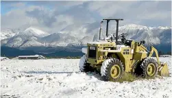  ?? BARRY HARCOURT 635116858 ?? A front-end loader at Te Anau after an overnight snowfall.