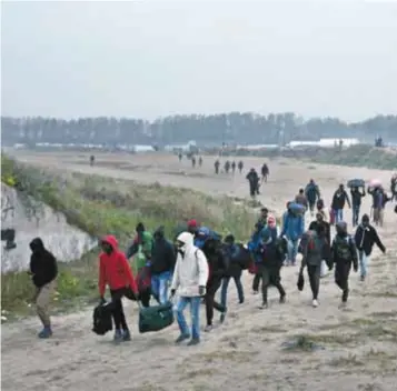  ?? | AP ?? Ahora, algunos temen que los más decididos a cruzar el canal de La Mancha se dispersen y creen “mini junglas” en la costa norte, en un esfuerzo por eludir las medidas de seguridad y las altas cercas que les impiden llegar a Gran Bretaña.