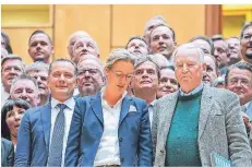  ?? FOTO: KAY NIETFELD/DPA ?? Parteichef Tino Chrupalla (l.) und die alten Fraktionsc­hefs Alice Weidel und Alexander Gauland beim Gruppenfot­o mit Afd-mitglieder­n.