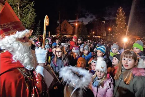  ?? FOTOS: BERND BAUR ?? Mit kleinen Gedichten und Liedern für den Nikolaus verdienten sich die Kinder ihre Geschenke.