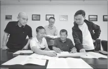  ?? LIU KUN / XINHUA ?? Wang Qichang (second from right), a senior professor from Southwest Jiaotong University’s school of civil engineerin­g, in discussion with his team in Chengdu, Sichuan province.