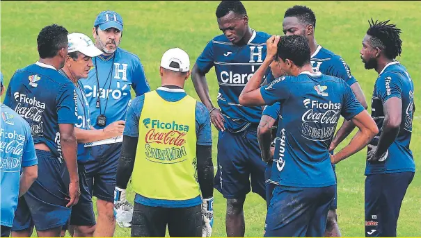  ??  ?? Jorge Luis Pinto hizo un trabajo especial con la línea defensiva de Honduras y pretende que sea un verdadero cerrojo. El portero hizo su primer día de fútbol con la Bicolor