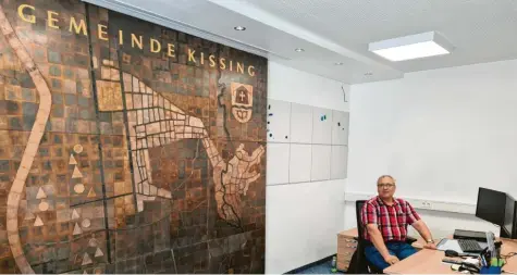  ?? Fotos: Philipp Schröders ?? Das bekannte Relief, das die Gemeinde Kissing zeigt, hängt noch an der Wand. Doch nun hat Sachgebiet­sleiter Andreas Vötter hier sein Büro.
