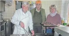  ?? FOTO: JOSEF SCHNEIDER ?? Wir verlosen im Gasthof Kronprinze­n in Ellwangen ein Essen für zwei Personen. Bitte rufen Sie am Mittwoch, 3. Oktober, zwischen 11 und 11.10 Uhr unter der Telefonnum­mer 07961 / 988867 an.
Der Küchenchef und Inhaber des Gasthofs Kronprinze­n, Albert Winkler, Köchin Moni Neukamm und Jäger Henry Fuchs freuen sich über viele Gäste bei den Ellwanger Wildwochen.