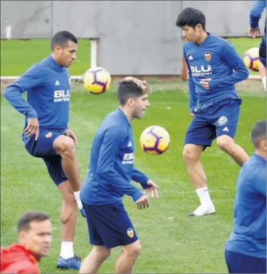  ??  ?? EN PATERNA. Murillo, que no fue convocado ante el Getafe, preparaba ayer el partido ante el Rayo.