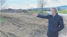  ?? FOTO: GÖTZ ?? Dr. Ulrich Hamme zeigt die Fläche, auf der der neue Akustikmes­splatz gebaut werden soll.