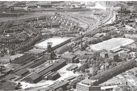  ?? FOTOS: STADTARCHI­V DUISBURG ?? Die beiden Antreiber für den Wandel von Alt-Hamborn: links die Schachtanl­age Thyssen 1/6, oben rechts die Zinkfabrik Grillo 1959.