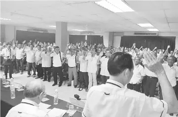  ??  ?? Delegates to SUPP Serian branch TGM raise their hands in unanimous support of Riot’s candidacy in GE14