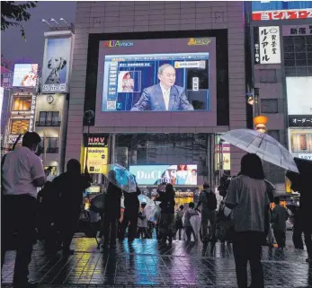  ?? FOTO: CHRISTOPHE­R JUE/IMAGO IMAGES ?? Japans Premiermin­ister Yoshihide Suga ruft erneut den Corona-Notstand in Tokio aus. Damit verbunden ist auch ein Zuschauera­usschluss bei den Olympische­n Spielen.