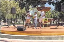  ?? SAL PIZARRO/STAFF ?? Members of San Jose’s Parks, Recreation and Neighborho­od Services department jam on ukuleles on the new stage at St. James Park.