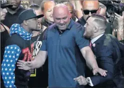  ??  ?? CAREO. Mayweather y McGregor, con Dana White en el centro.