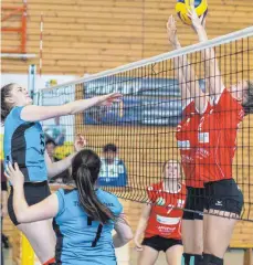  ?? FOTO: ROLF SCHULTES ?? Klarer Sieg zum Jahresauft­akt: Die TG Bad Waldsee (links Sybille Bosch und Julia Herkommer) gewann in der Oberliga das Heimspiel gegen den TV Rottenburg mit 3:0.