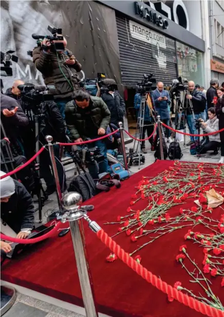  ?? Foto: Hanne Christians­en ?? ⮉ Mandag la folk ned røde nelliker på Istiklal-gaten, til minne om de seks menneskene som mistet livet i søndagens bombeangre­p.