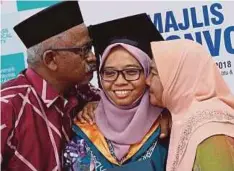  ??  ?? UMI Zaidatul dicium ayah dan ibunya pada majlis Konvokesye­n ke-13 UMP, semalam.Anugerah