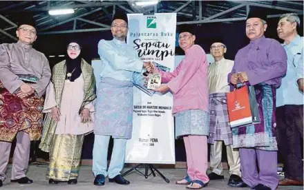  ?? [FOTO INTAN NUR ELLIANA ZAKARIA /BH] ?? Marzuki (tiga dari kiri) bersama Samsudin (tiga dari kanan) pada majlis pelancaran Buku Kumpulan Puisi Sepatu Mimpi di Rumah PENA Kuala Lumpur, baru-baru ini.