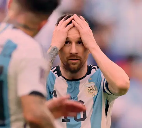  ?? ?? La delusione di Leo Messi, 35 anni, durante il match contro l’Arabia Saudita