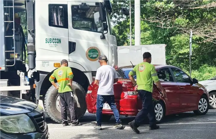  ?? ?? A collision between a truck and a car along Mac Arthur highway in Barangay Sindalan, City of San Fernando caused a traffic jam in the area. -Photo by Chris Navarro