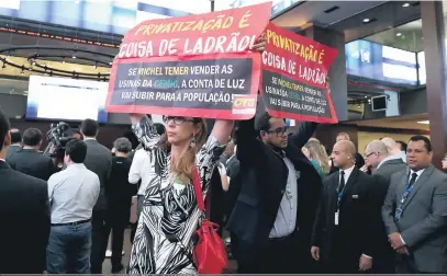  ?? Hélvio Romero/Estadão Conteúdo ?? Sindicalis­tas protestam no prédio da B3, durante leilão das hidrelétri­cas