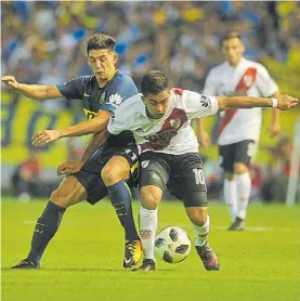  ?? MAXI FAILLA ?? Bajo control. Martínez y la pelota, marcado por Espinoza.