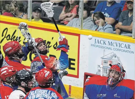  ?? CLIFFORD SKARSTEDT EXAMINER ?? Peterborou­gh Century 21 Lakers’ Nick Weiss eyes a ball in the air next to goalie Matt Vinc during an 18-9 romp over the Cobourg Kodiaks Thursday .