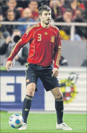  ??  ?? El debut, en Sevilla Piqué se estrenó en un amistoso en febrero de 2009